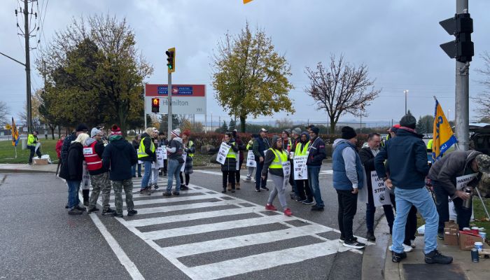A Looming Canada Post Strike: Customer Concerns And Potential Solutions A Looming Canada Post Strike: Customer Concerns And Potential Solutions