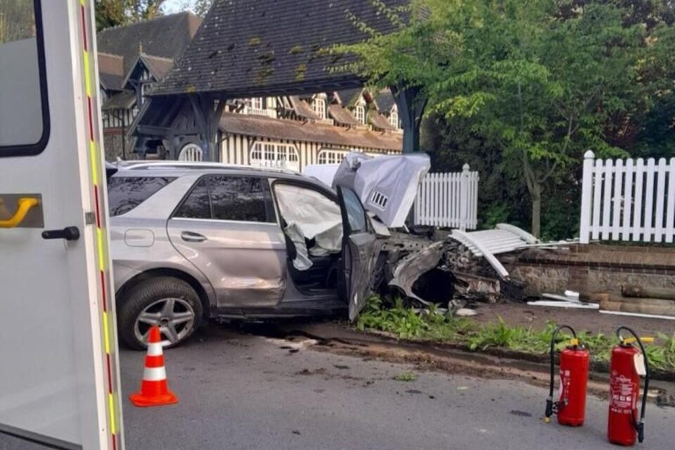 Accident À Dijon : Véhicule Percute Un Mur Rue Michel-Servet, Le Conducteur S'auto-dénonce Accident À Dijon : Véhicule Percute Un Mur Rue Michel-Servet, Le Conducteur S'auto-dénonce