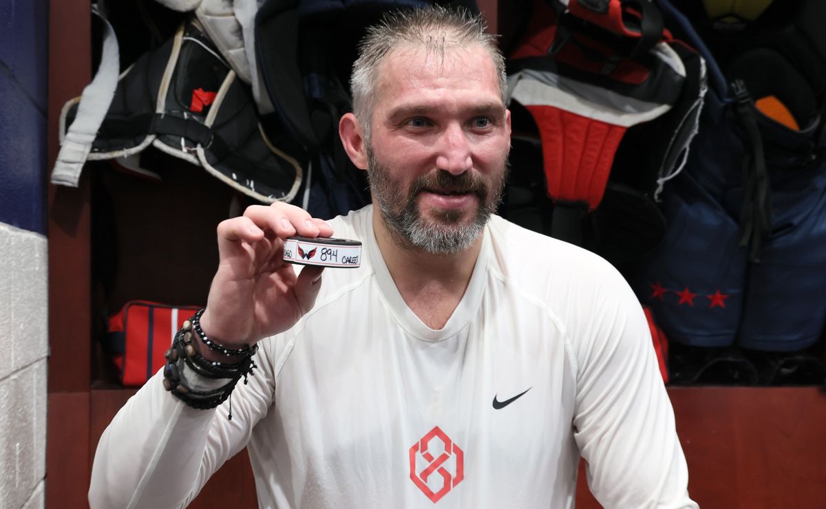 Alex Ovechkin's Historic Goal: Ties Wayne Gretzky's NHL Record - CP NewsAlert Alex Ovechkin's Historic Goal: Ties Wayne Gretzky's NHL Record - CP NewsAlert