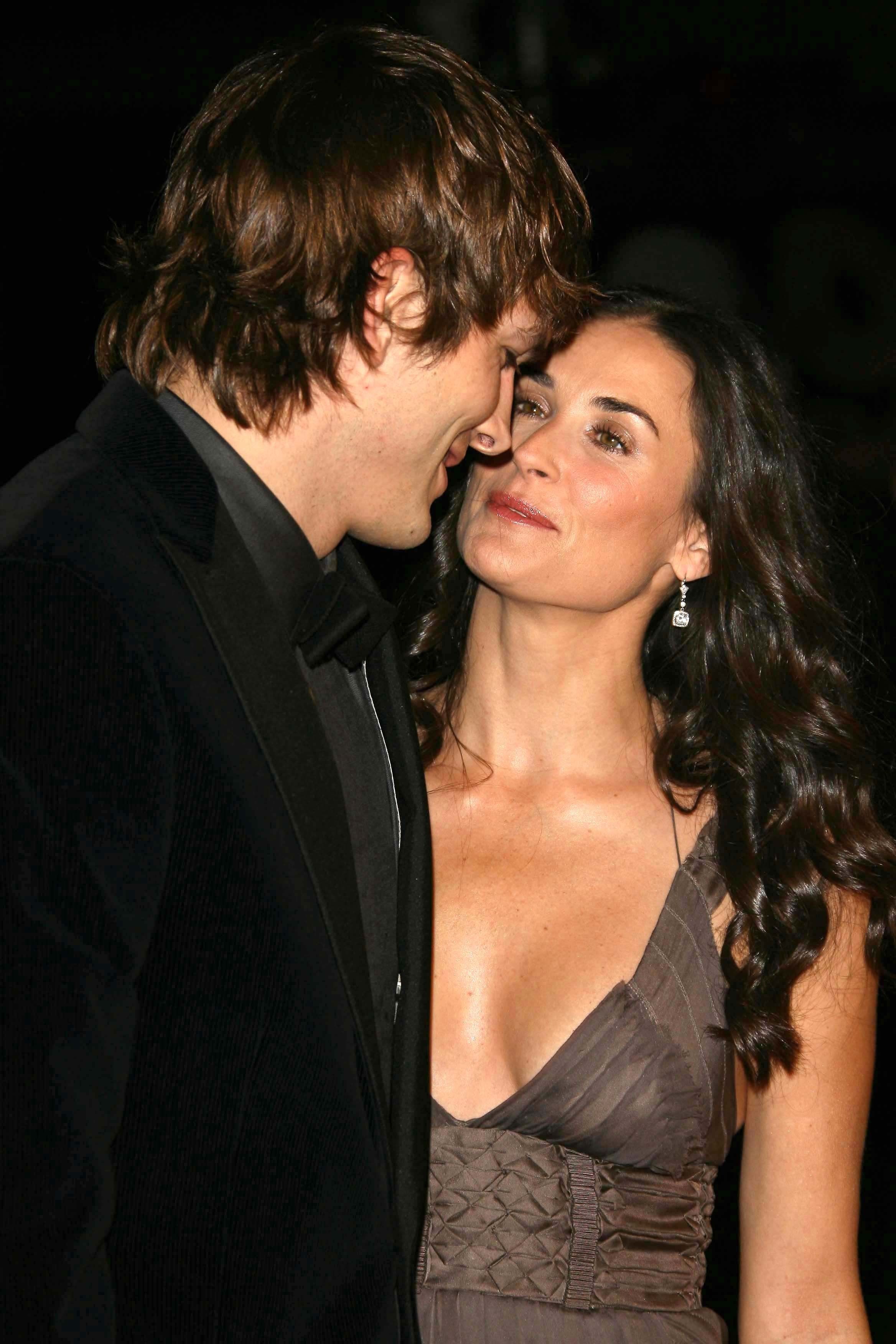 Ashton Kutcher And Demi Moore's Stepdaughter: A Cryptic Comment And Quick Retraction Ashton Kutcher And Demi Moore's Stepdaughter: A Cryptic Comment And Quick Retraction