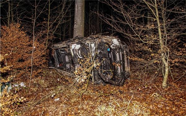 Bad Essener Bei Unfall In Stemwede Schwer Verletzt: Auto Prallt Gegen Baum Bad Essener Bei Unfall In Stemwede Schwer Verletzt: Auto Prallt Gegen Baum