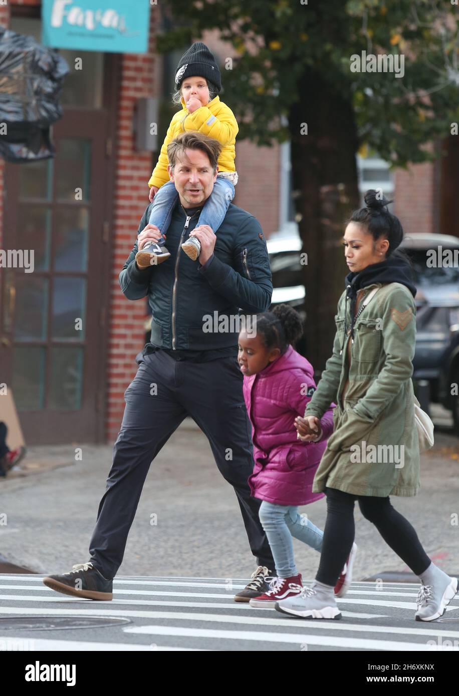 Bradley Cooper's Daughter, Lea, And Him In Matching Green Jackets At Super Bowl Bradley Cooper's Daughter, Lea, And Him In Matching Green Jackets At Super Bowl