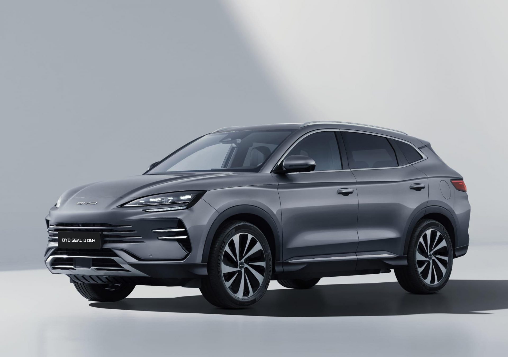 BYD V Evropě: Slabý Start, Záchrana V Hybridech A Lokálním Managementu? BYD V Evropě: Slabý Start, Záchrana V Hybridech A Lokálním Managementu?