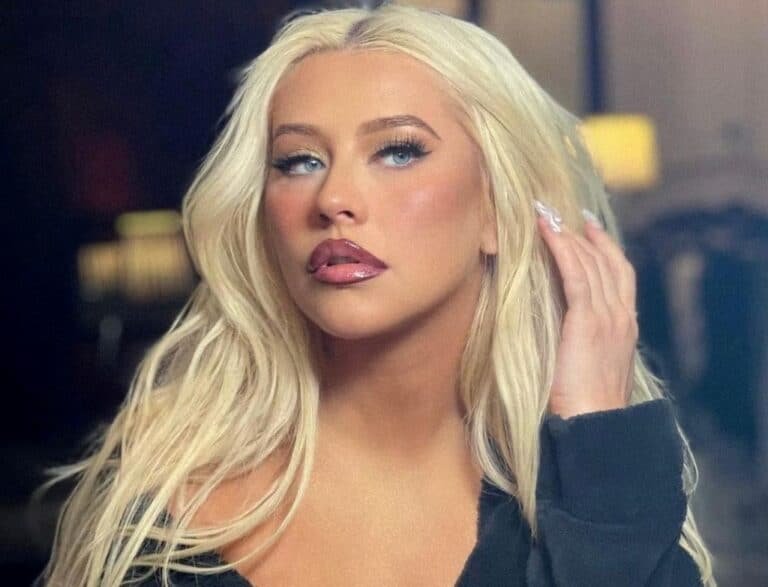 Christina Aguilera: Did She Go Too Far With Photoshopping In Her Latest Photoshoot? Christina Aguilera: Did She Go Too Far With Photoshopping In Her Latest Photoshoot?