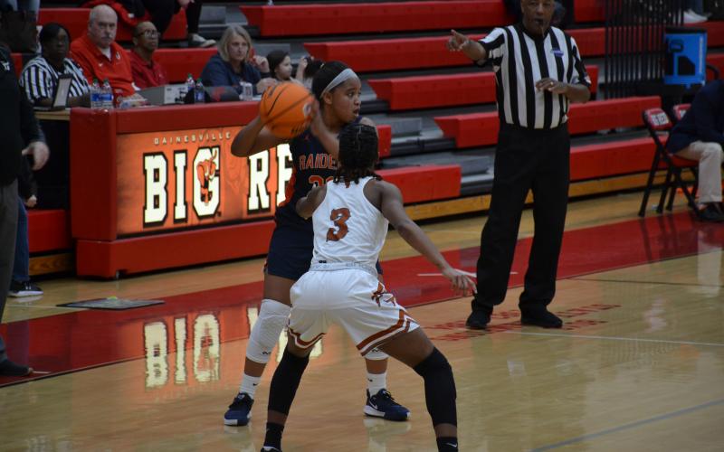 Cincinnati Edges Lady Raiders In Close Home Game, 59-56 Cincinnati Edges Lady Raiders In Close Home Game, 59-56