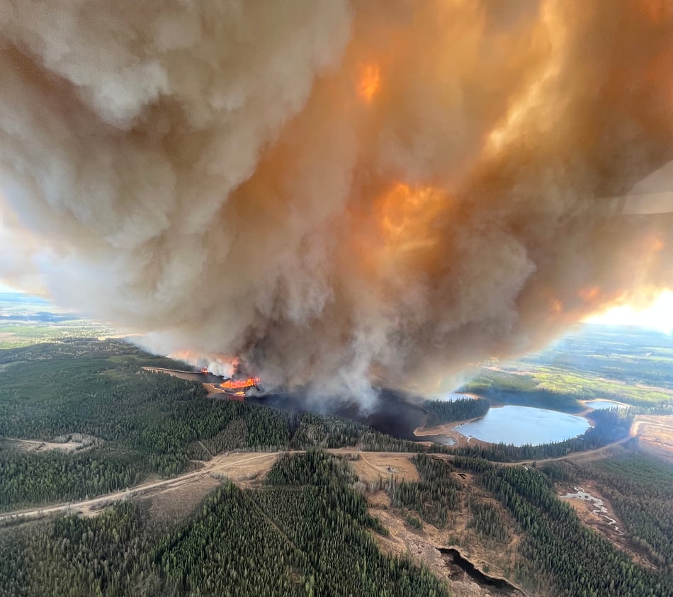 Crews Battle Out-of-Control Wildfires In Eastern Manitoba Crews Battle Out-of-Control Wildfires In Eastern Manitoba