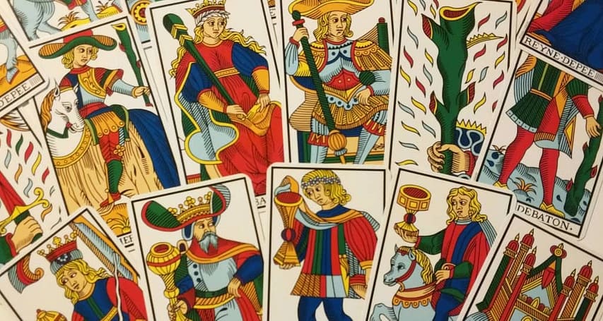 Descifrando Los Arcanos Menores: Palos, Números E Interpretaciones Descifrando Los Arcanos Menores: Palos, Números E Interpretaciones