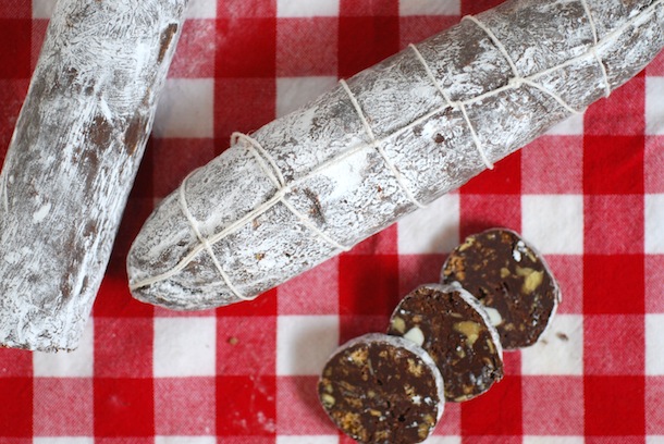 Dessert Français : Préparation Du Salami Au Chocolat Dessert Français : Préparation Du Salami Au Chocolat