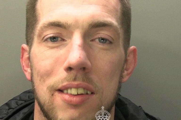 Dramatic 90mph Refuel: A Police Chase Escape Attempt Dramatic 90mph Refuel: A Police Chase Escape Attempt
