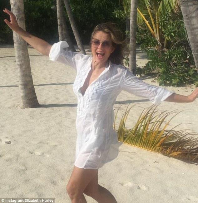 Elizabeth Hurley Stuns In Bikinis During Maldives Getaway Elizabeth Hurley Stuns In Bikinis During Maldives Getaway