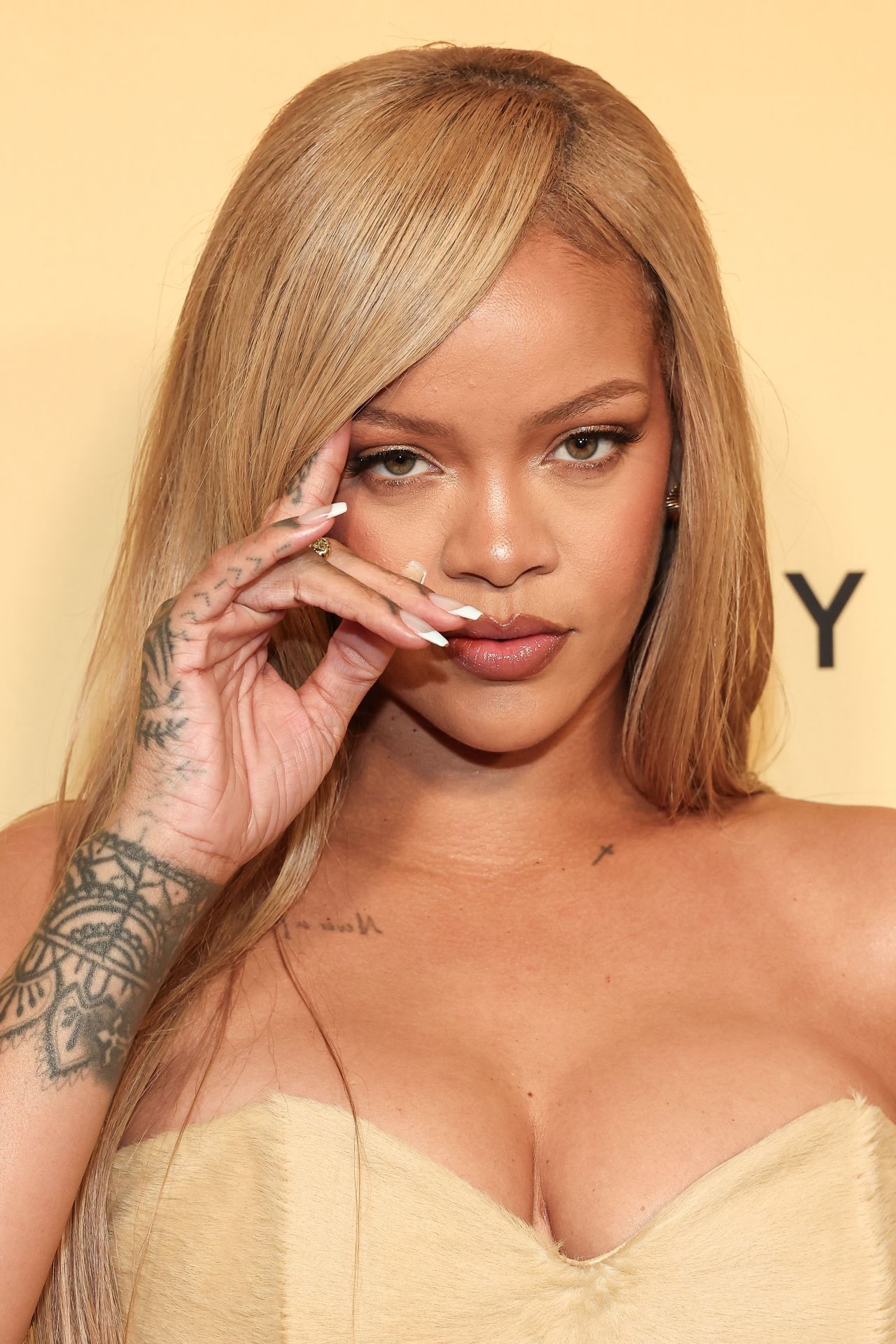 Fenty Beauty Paris: Rihanna's Glamorous Appearance And Fan Encounter Fenty Beauty Paris: Rihanna's Glamorous Appearance And Fan Encounter