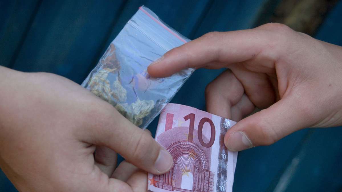 Frau In Bayern Soll Marihuana In Automatenkiosk Verkauft Haben: Ermittlungen Laufen