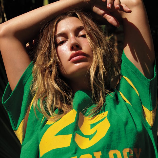 Hailey Bieber: Vintage Gucci Haljina I Neočekivano Iznenađenje U Obući Hailey Bieber: Vintage Gucci Haljina I Neočekivano Iznenađenje U Obući