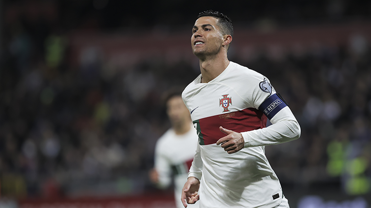 Hasselbaink'ten Ronaldo'ya Emeklilik Çağrısı: 2026 Dünya Kupası'nda Cristiano'nun Gerekli Olmadığı Tartışması Hasselbaink'ten Ronaldo'ya Emeklilik Çağrısı: 2026 Dünya Kupası'nda Cristiano'nun Gerekli Olmadığı Tartışması