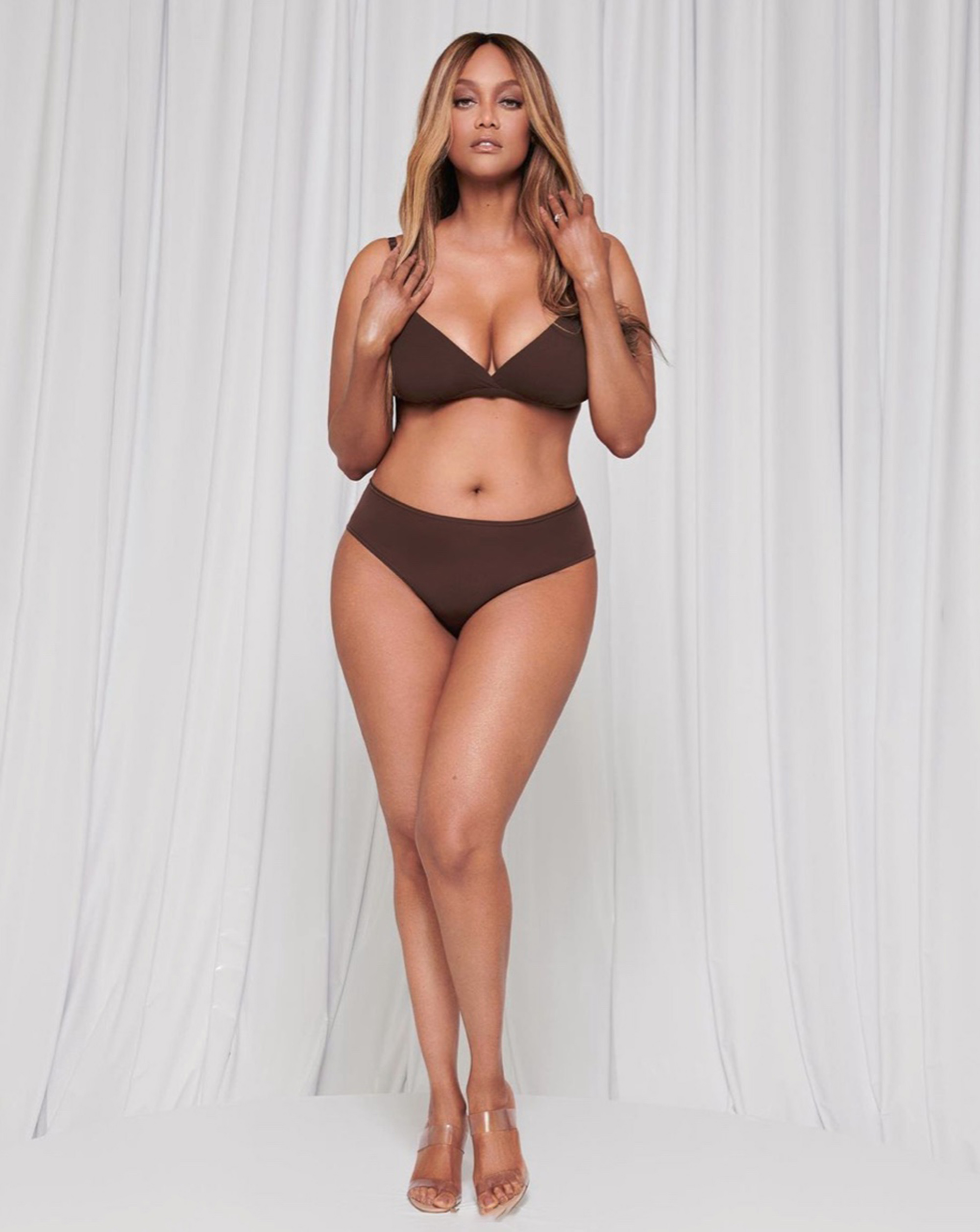 Heavy Photoshop Allegations: Christina Aguilera's Latest Photos Spark Debate Heavy Photoshop Allegations: Christina Aguilera's Latest Photos Spark Debate
