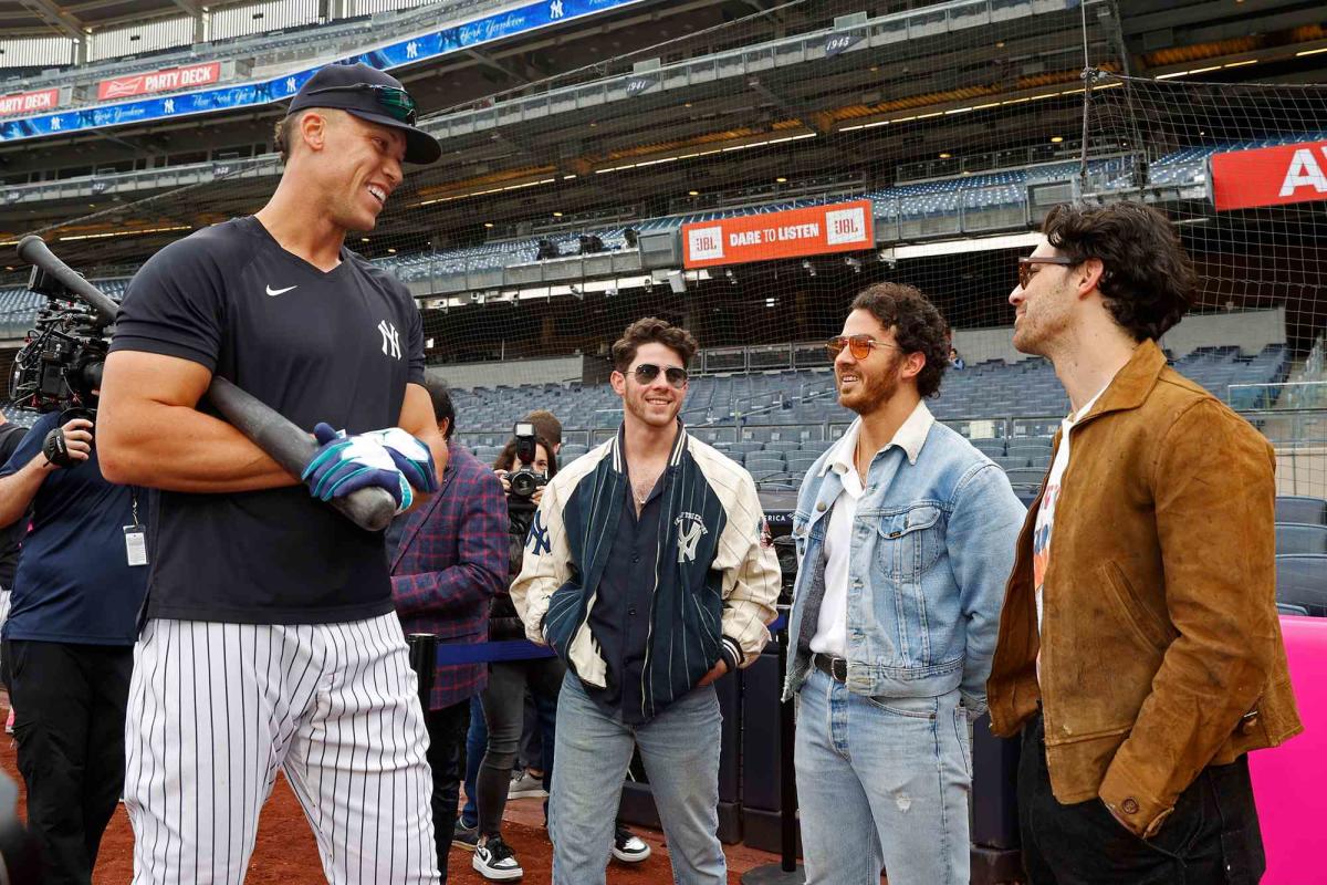 How Joe Jonas Handled A Couple Arguing Over Him How Joe Jonas Handled A Couple Arguing Over Him