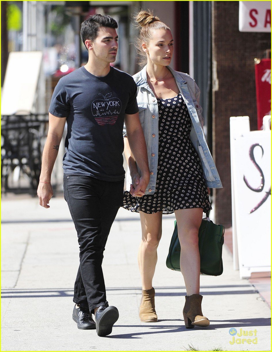 How Joe Jonas Handled A Couple Fighting Over Him How Joe Jonas Handled A Couple Fighting Over Him