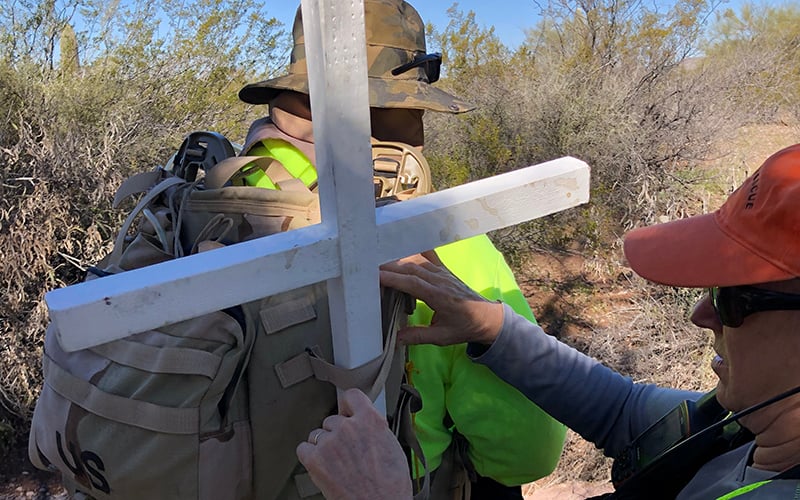 ICE Evasion: Migrant Remains In Tree For Eight Hours To Avoid Detention ICE Evasion: Migrant Remains In Tree For Eight Hours To Avoid Detention