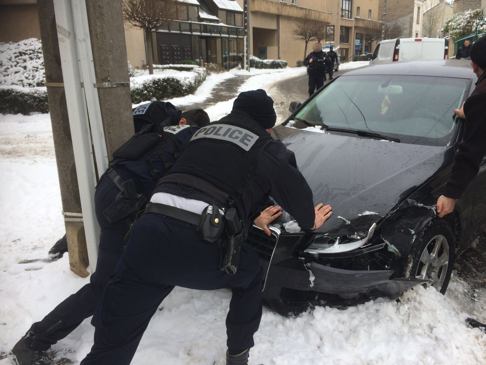 Incident À Dijon : Collision Rue Michel-Servet - Le Conducteur Se Rend Aux Autorités Incident À Dijon : Collision Rue Michel-Servet - Le Conducteur Se Rend Aux Autorités