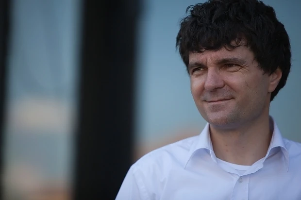 Influența Politicii Asupra Opiniilor: O Perspectivă A Lui Mirel Curea Influența Politicii Asupra Opiniilor: O Perspectivă A Lui Mirel Curea