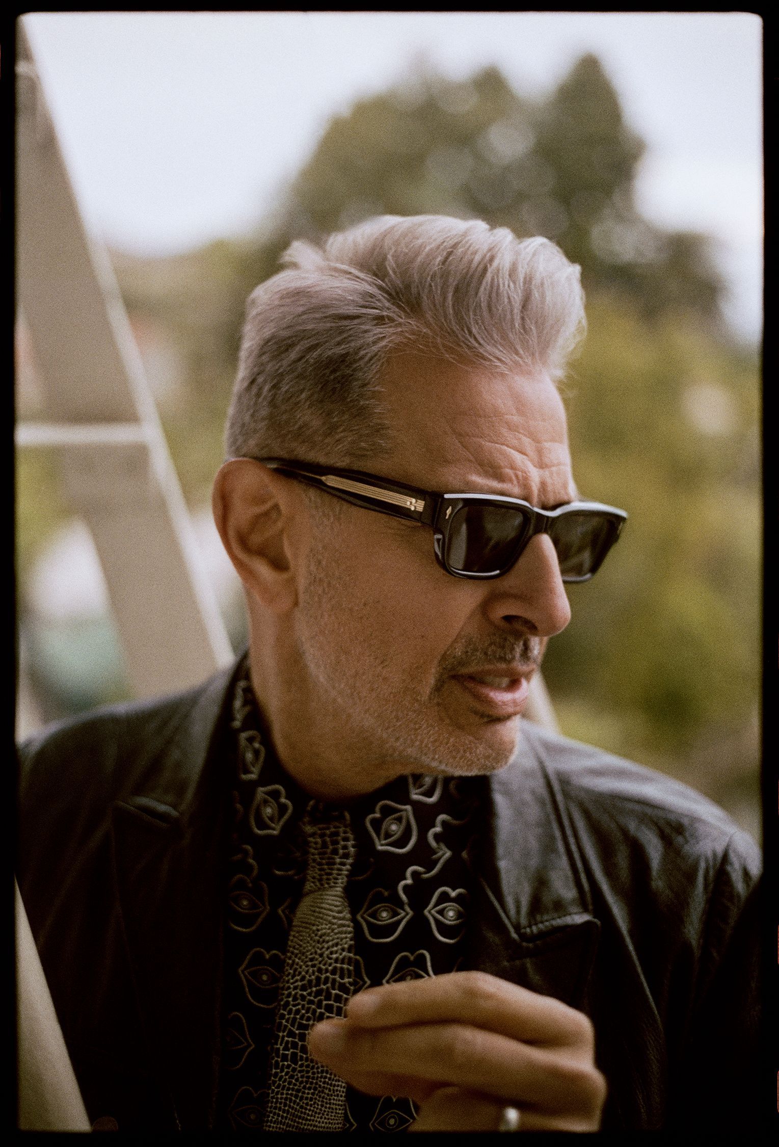 Internet Buzz: Jeff Goldblum Checks His Own Oscars Photos, Proving He's Just Like Us Internet Buzz: Jeff Goldblum Checks His Own Oscars Photos, Proving He's Just Like Us