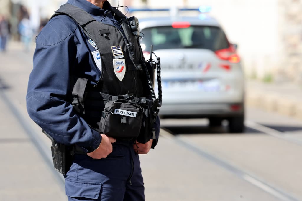 Intervention Policière À Toulon : Un Individu Sous OQTF Arrêté Près D'une École Intervention Policière À Toulon : Un Individu Sous OQTF Arrêté Près D'une École