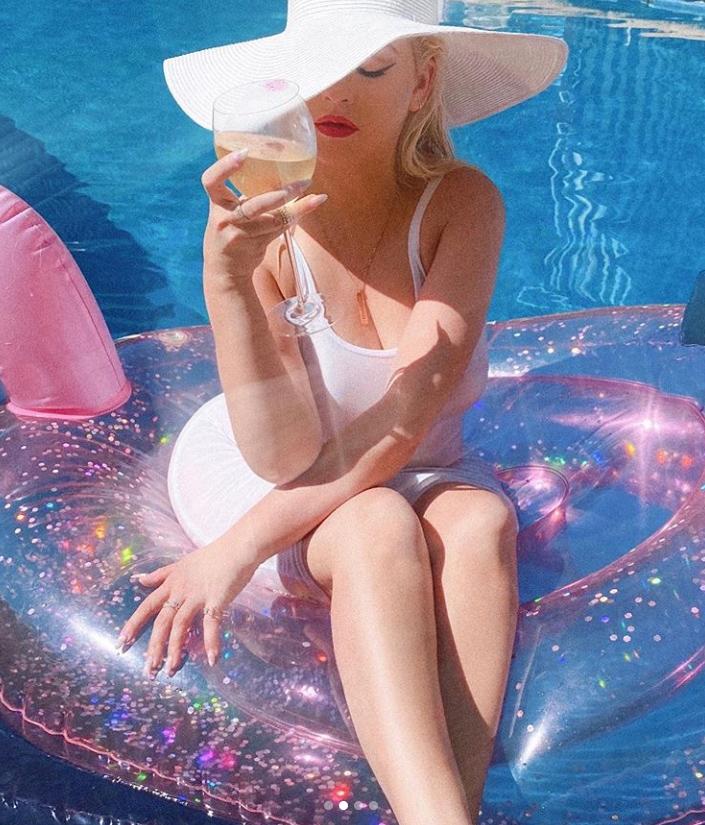 Is That Christina Aguilera? Fans React To Heavily Edited Photoshoot Images Is That Christina Aguilera? Fans React To Heavily Edited Photoshoot Images
