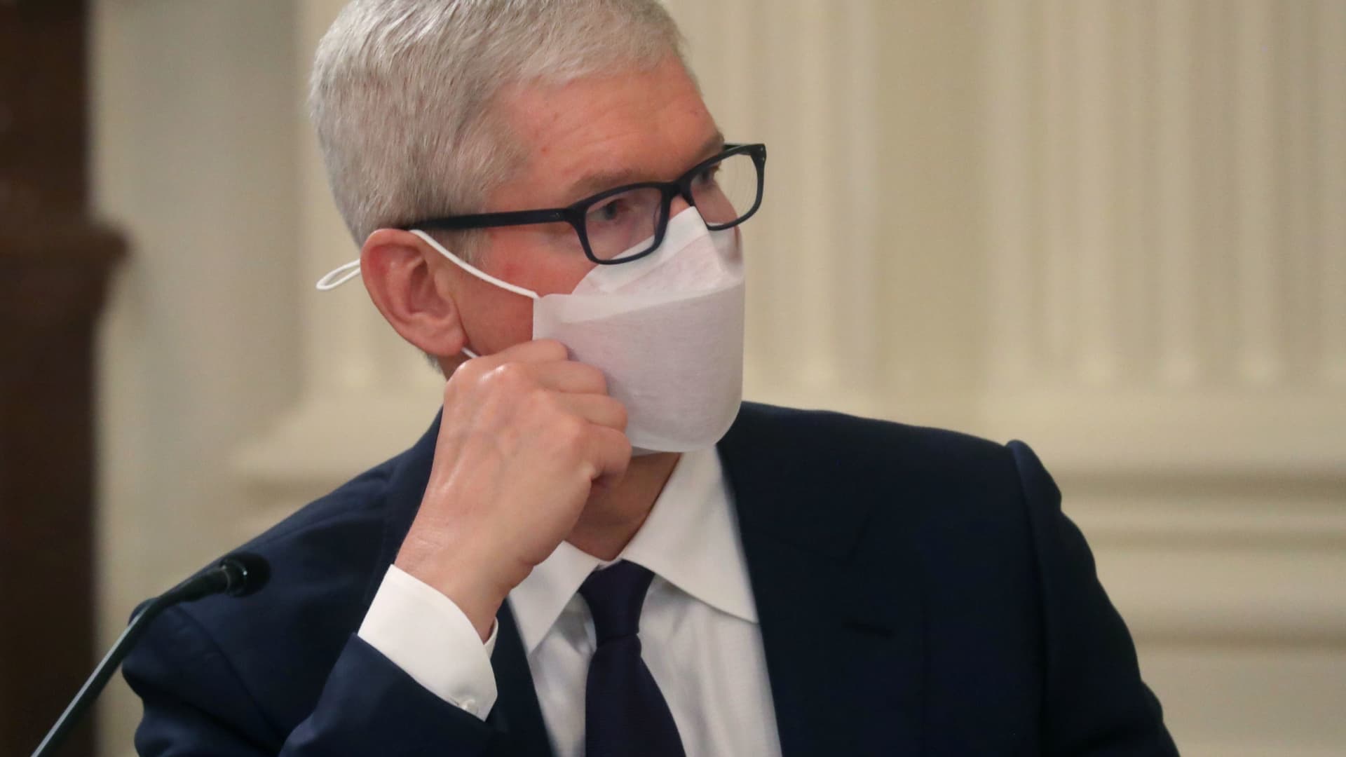 Is This Apple CEO Tim Cook's Worst Year Yet? Is This Apple CEO Tim Cook's Worst Year Yet?