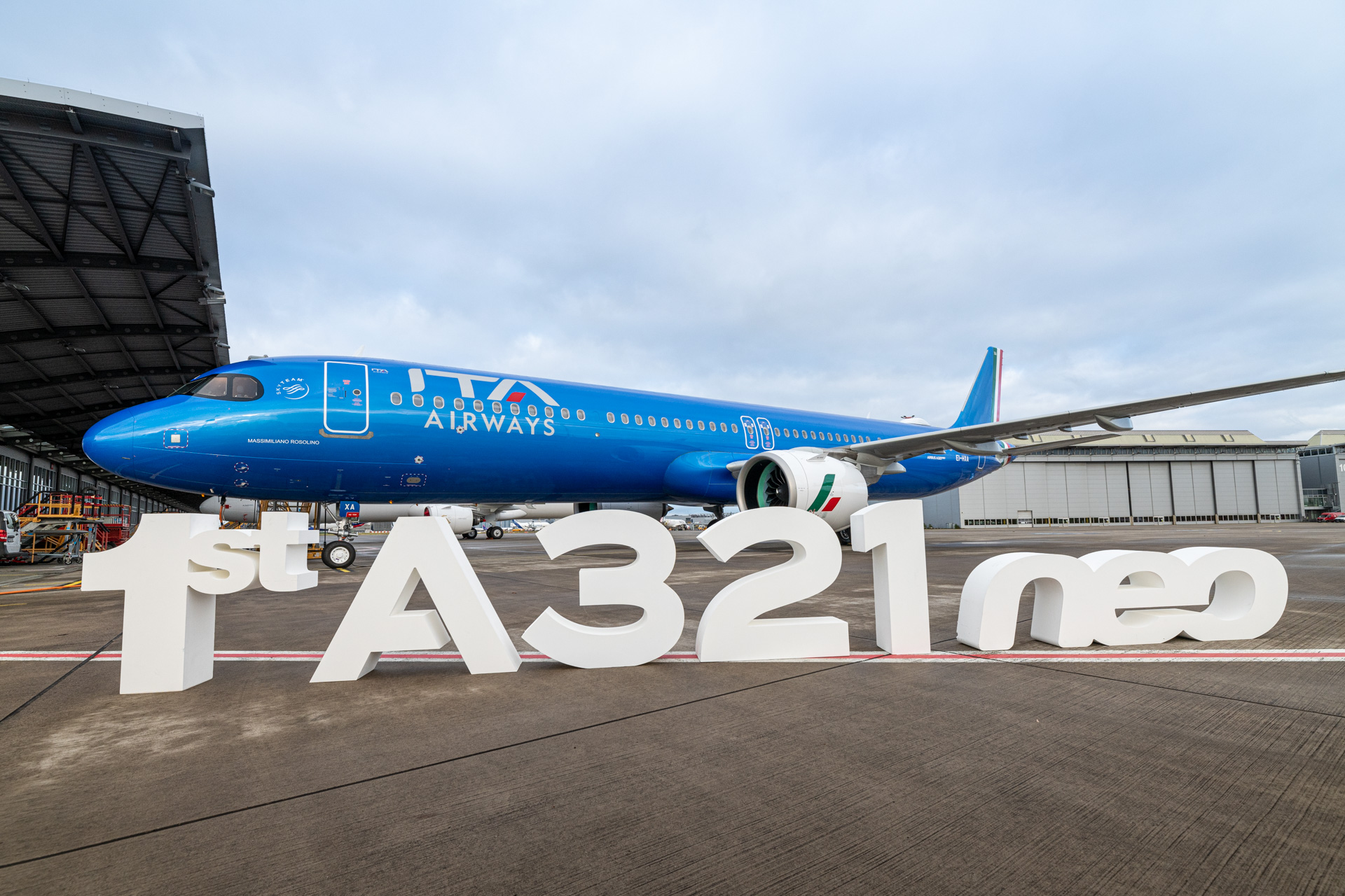 ITA Airways And Giro D'Italia 2025: A Winning Partnership ITA Airways And Giro D'Italia 2025: A Winning Partnership
