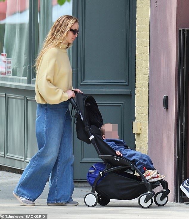 Jennifer Lawrence And Husband Enjoy A Casual Stroll: New Photos Jennifer Lawrence And Husband Enjoy A Casual Stroll: New Photos
