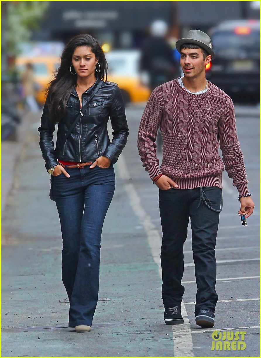 Joe Jonas' Mature Reaction To A Couple Fighting About Him Joe Jonas' Mature Reaction To A Couple Fighting About Him