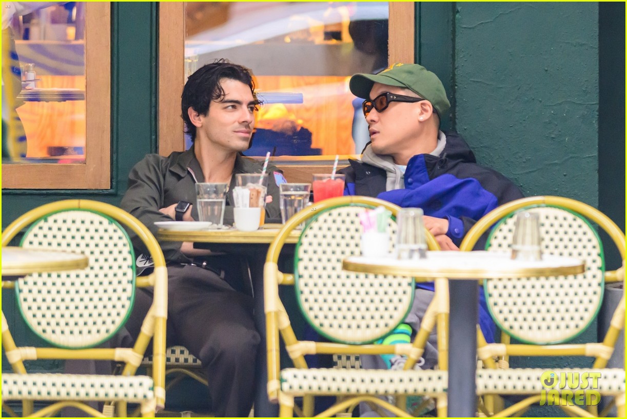 Joe Jonas's Mature Response To A Fan Couple's Argument Joe Jonas's Mature Response To A Fan Couple's Argument