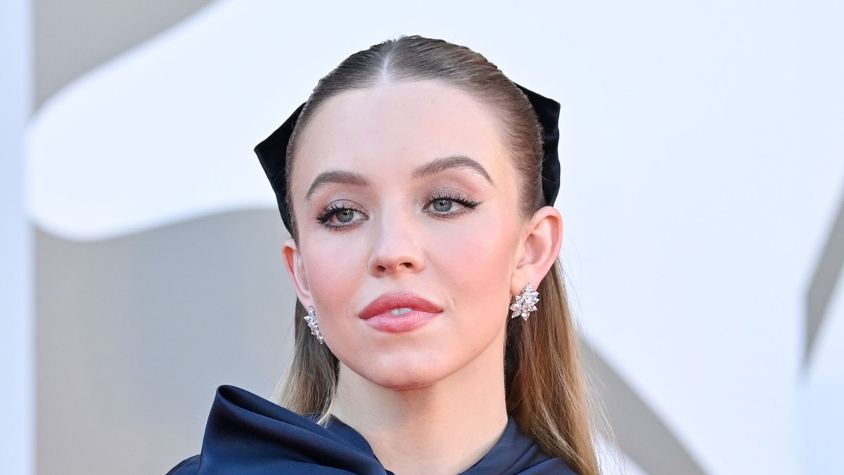 Karaoke Night: Sydney Sweeney's Breakup Song Following Jonathan Davino Split Karaoke Night: Sydney Sweeney's Breakup Song Following Jonathan Davino Split
