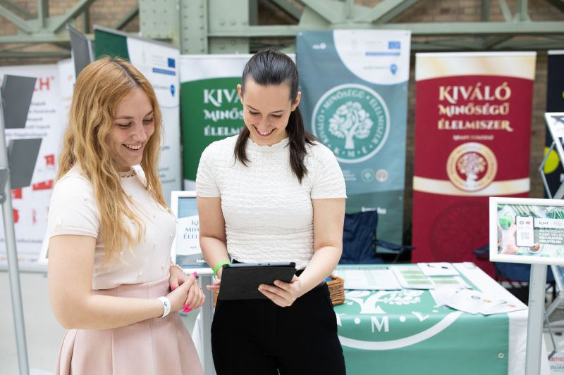 Kiváló Minőségű Baromfihús: KMÉ Védjegy A Mecsek Baromfitól Kiváló Minőségű Baromfihús: KMÉ Védjegy A Mecsek Baromfitól