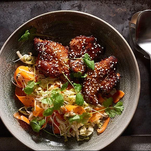 Kycklingnuggets Med Majsflingor: Krispiga & Lättlagade Med Asiatisk Kålsallad Kycklingnuggets Med Majsflingor: Krispiga & Lättlagade Med Asiatisk Kålsallad