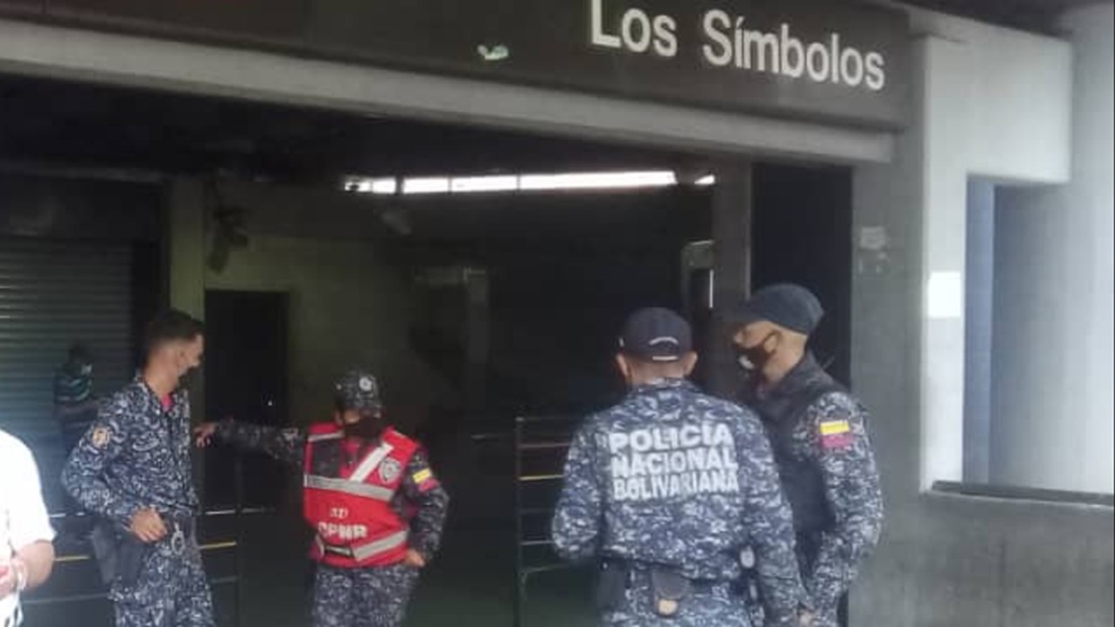 La Policía Nacional Refuerza La Seguridad De Las Instalaciones Del CNE En Caracas La Policía Nacional Refuerza La Seguridad De Las Instalaciones Del CNE En Caracas