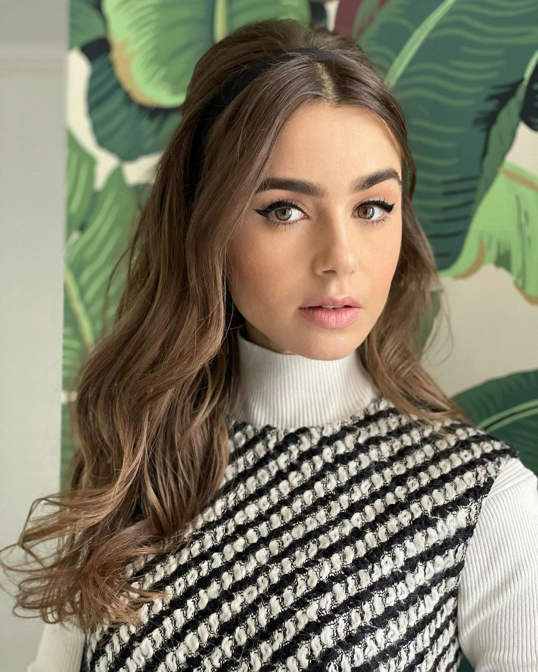 Lily Collins' Beauty Look: Bob Haircut, Bushy Brows, And Nude Lip Trend Lily Collins' Beauty Look: Bob Haircut, Bushy Brows, And Nude Lip Trend