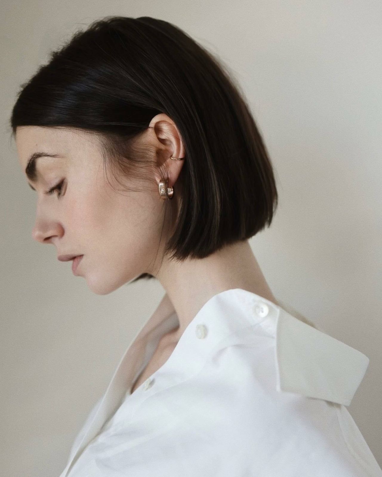 Lily Collins' Effortless Beauty: Bob Hairstyle, Full Brows, And Nude Lip Combination Lily Collins' Effortless Beauty: Bob Hairstyle, Full Brows, And Nude Lip Combination