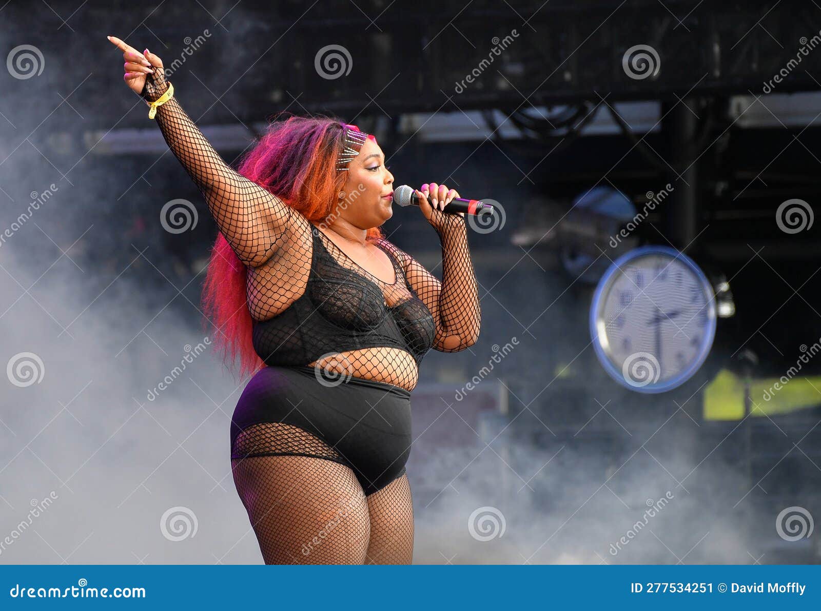 Lizzo Shows Off Hourglass Figure At Los Angeles Concert Lizzo Shows Off Hourglass Figure At Los Angeles Concert