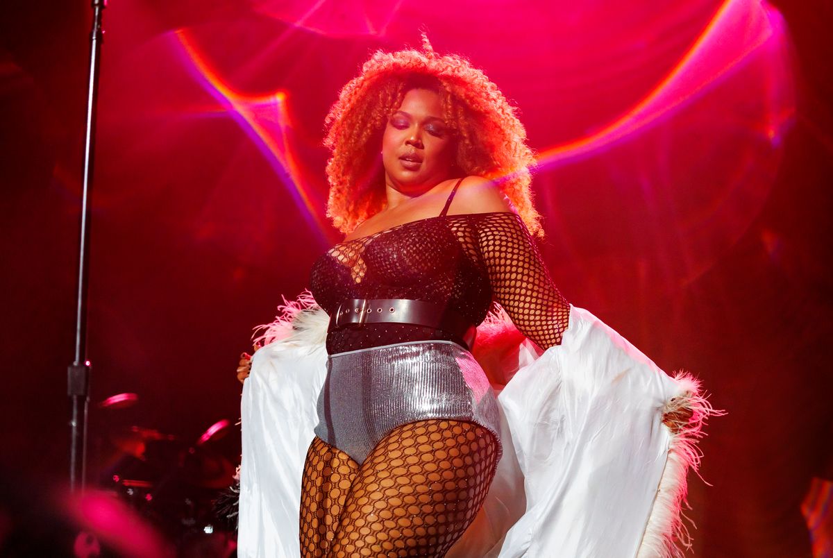 Lizzo's Stunning Cinched Waist At Los Angeles Concert Lizzo's Stunning Cinched Waist At Los Angeles Concert