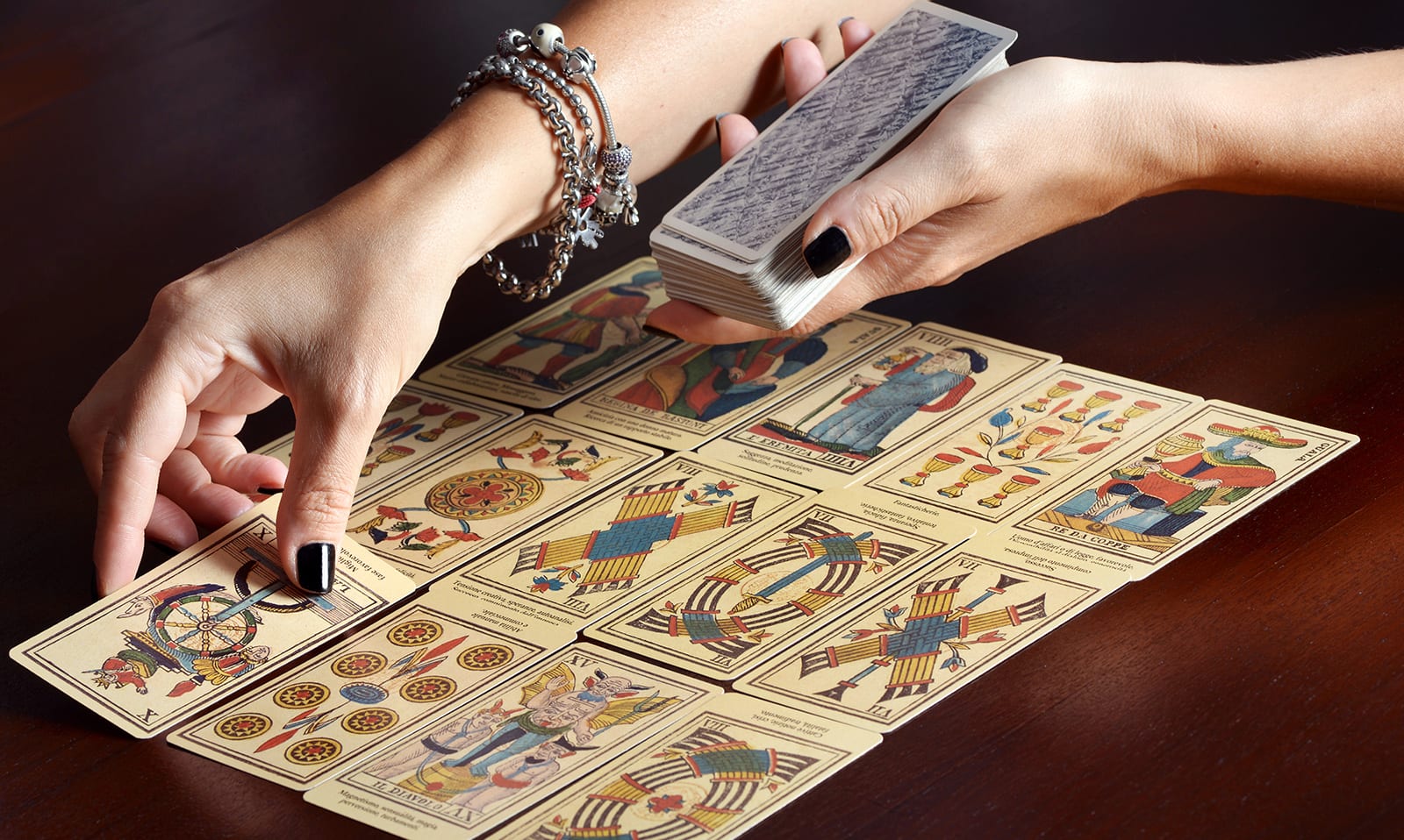 Los Arcanos Menores Del Tarot: Una Guía Completa Los Arcanos Menores Del Tarot: Una Guía Completa