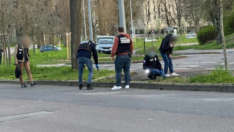 Médiathèque Champollion (Dijon) : Intervention Des Pompiers Pour Un Début D'incendie Médiathèque Champollion (Dijon) : Intervention Des Pompiers Pour Un Début D'incendie