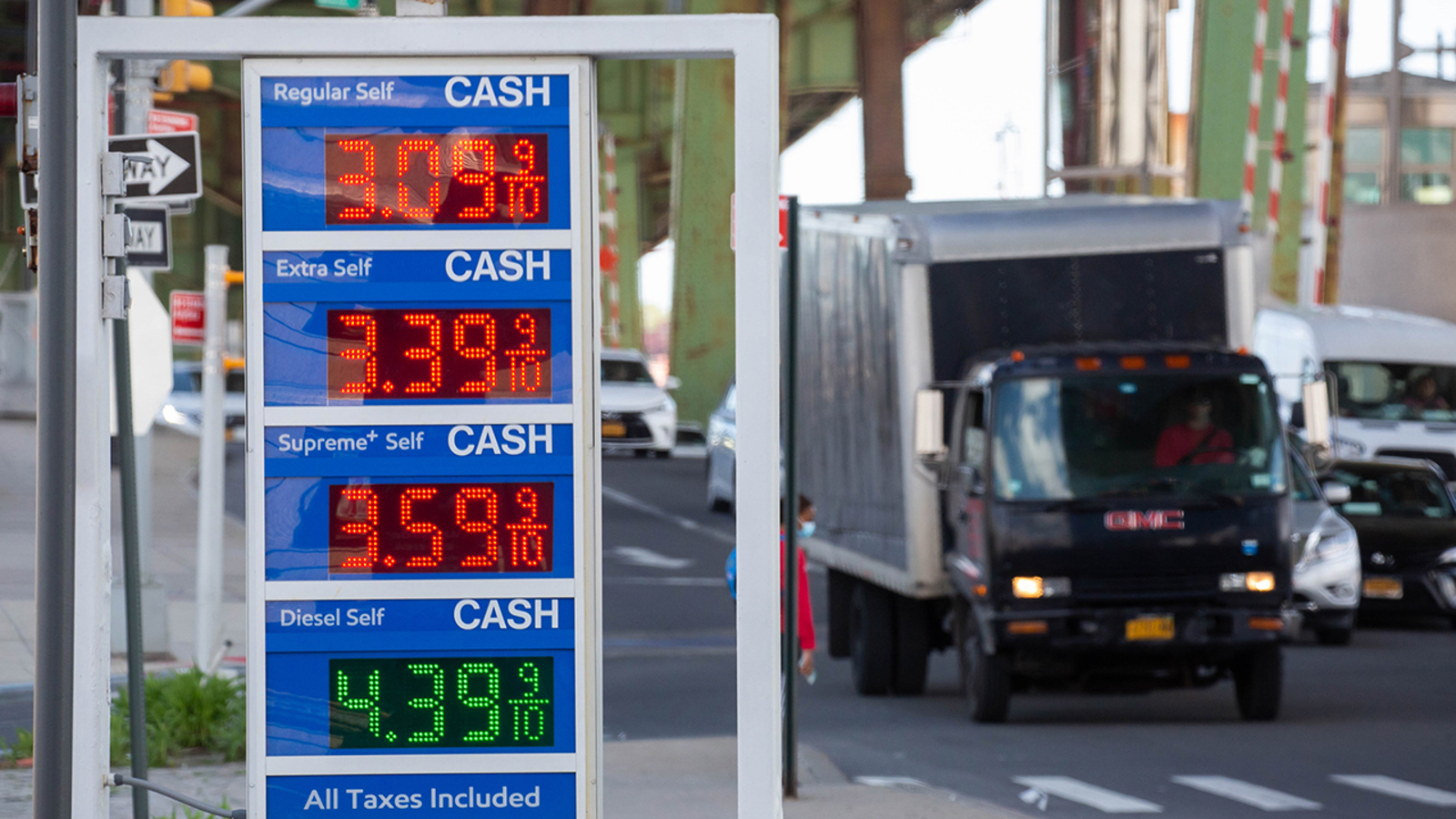 Memorial Day Weekend: Gas Prices To Hit Decade Lows Memorial Day Weekend: Gas Prices To Hit Decade Lows