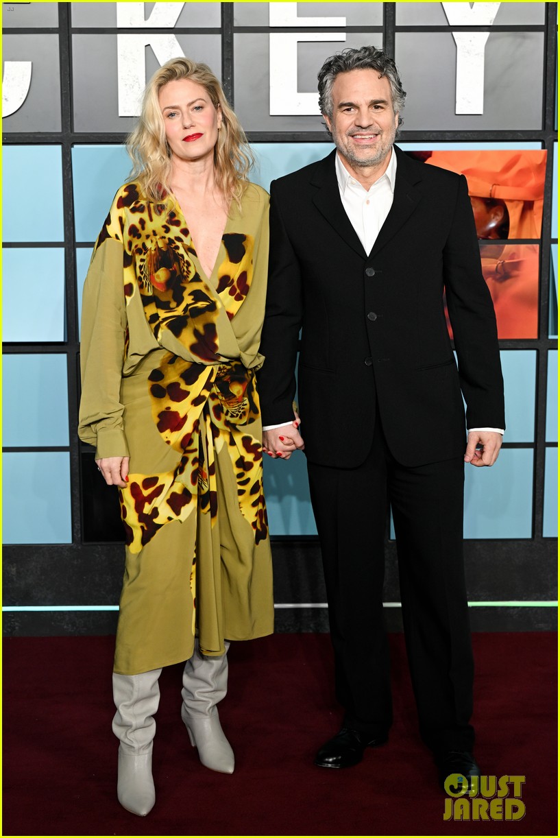 Mickey 17 Premiere: Robert Pattinson Discusses Diaper Duties Mickey 17 Premiere: Robert Pattinson Discusses Diaper Duties