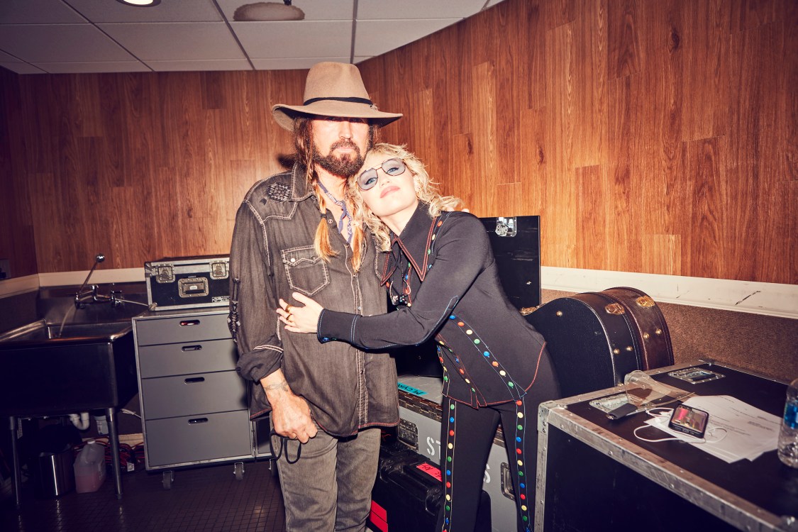 Miley Cyrus Distances Herself From Billy Ray Amid Family Drama Miley Cyrus Distances Herself From Billy Ray Amid Family Drama