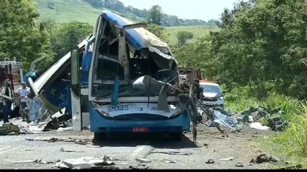 [Número] Mortos Em Acidente Com Ônibus Universitário: Investigação Em Andamento