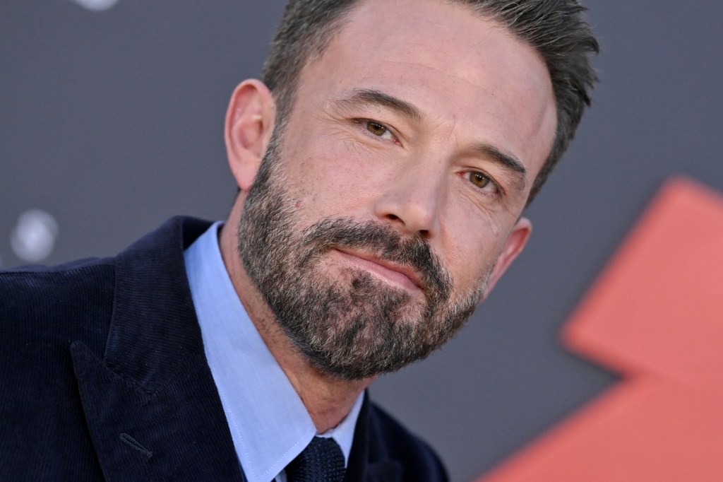 On-Set Footage: Ben Affleck And Gillian Anderson In A Shootout Scene