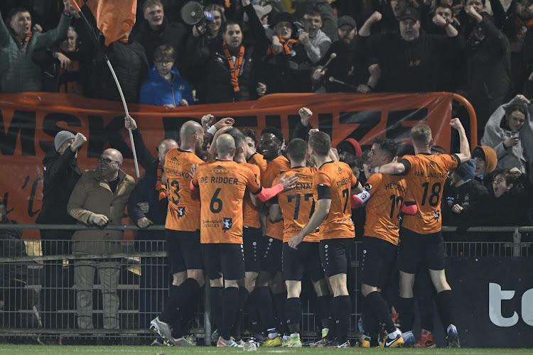 Oranjegekte In Liverpool: Nederlandse Fans Op Weg Naar Mogelijke Titelwinst Oranjegekte In Liverpool: Nederlandse Fans Op Weg Naar Mogelijke Titelwinst