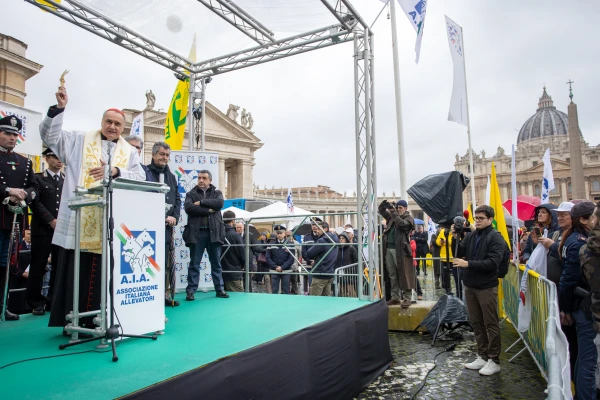 Papež Frančišek: Blagoslov In Pozdrav Množici Na Trgu Sv. Petra Papež Frančišek: Blagoslov In Pozdrav Množici Na Trgu Sv. Petra