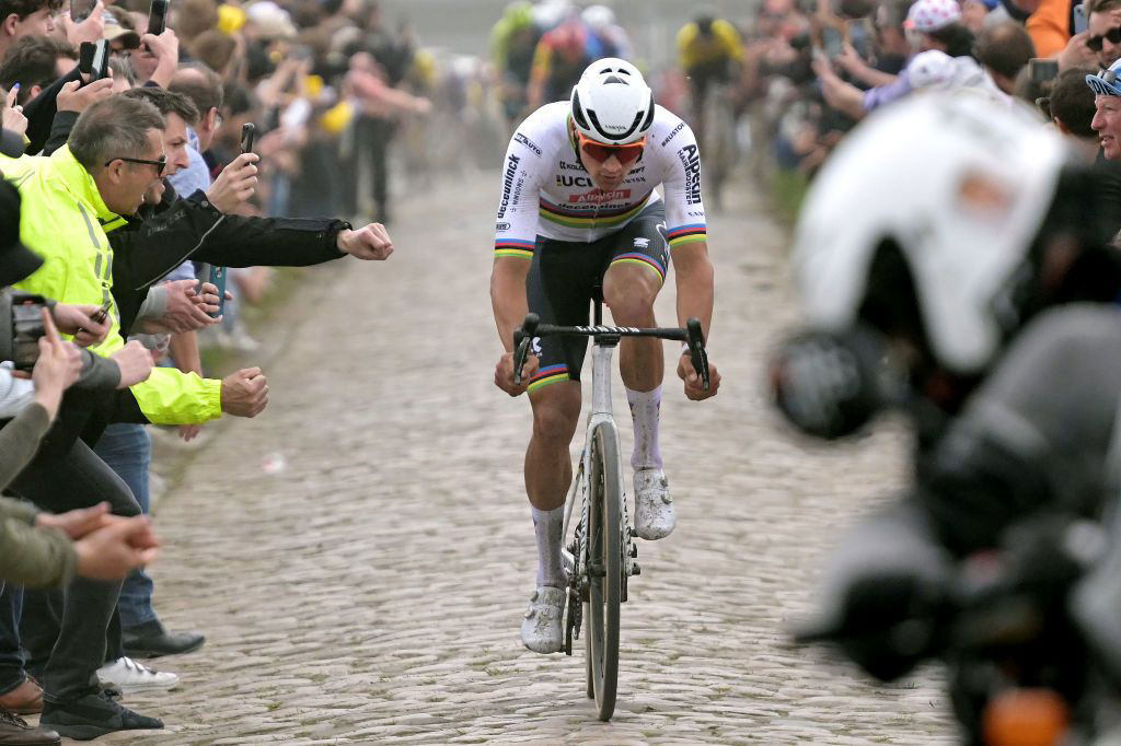 Paris-Roubaix Bottle-Throwing Incident: Spectator Surrenders To Police Paris-Roubaix Bottle-Throwing Incident: Spectator Surrenders To Police